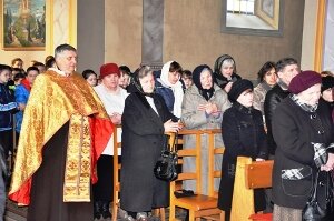 Молитва переселенців за мир в Україні перед Крехівською Богородицею